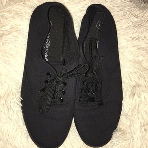 Black plain sneakers